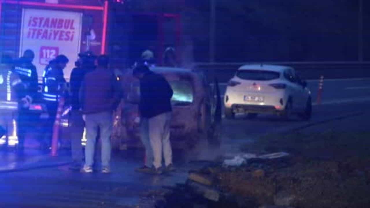 ataşehir'de TEM otoyolunda seyir halindeki hafif ticari araç yandı, trafik etkilendi