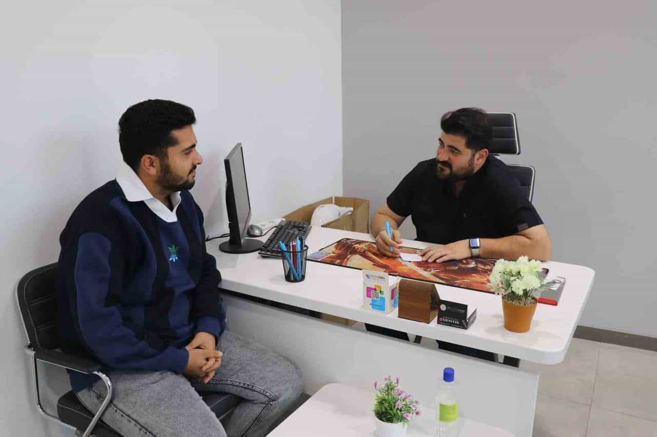 Sivas'ta diş hekimi Mehmet Sarıkuş Eypio'ya benzerliğiyle hastaların ilgi odağı