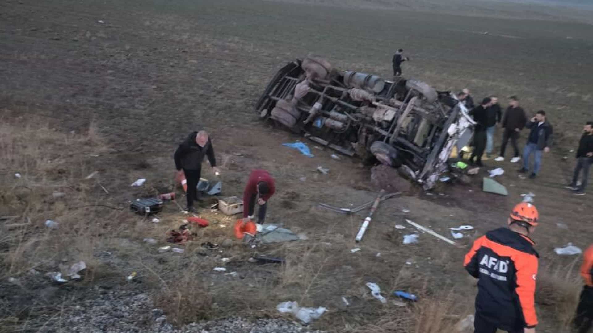Van'daki kazada yaralanan polis memuru şehit oldu