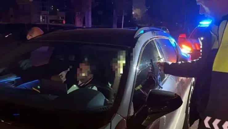 Kırmızı ışıkta uyuyakaldı... Mesleğini söyleyip polisleri tehdit etti