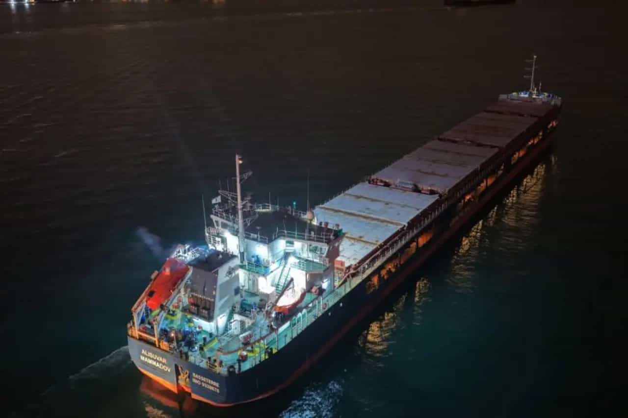 İstanbul Boğazı'nda gemi trafiği, kargo gemisindeki arızanın giderilmesinin ardından açıldı