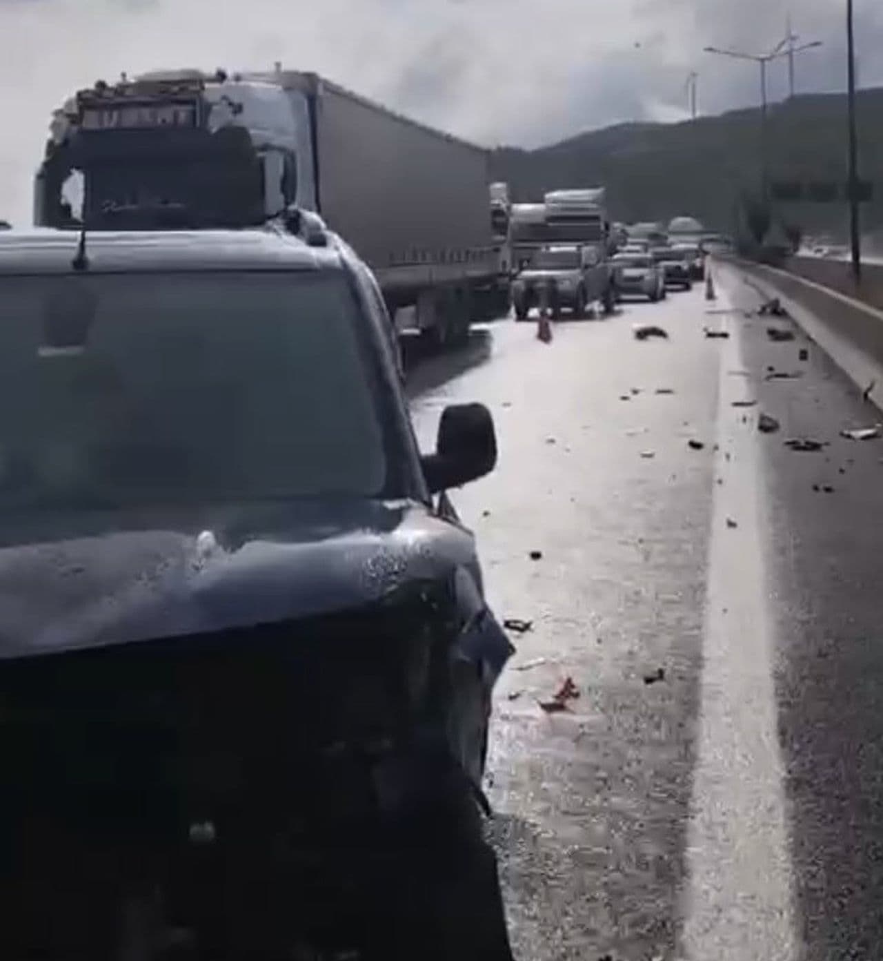 Yoğun yağışta kayganlaşan yolda zincirleme kaza: Tarsus-Adana-Gaziantep Otoyolu'nda 8 yaralı