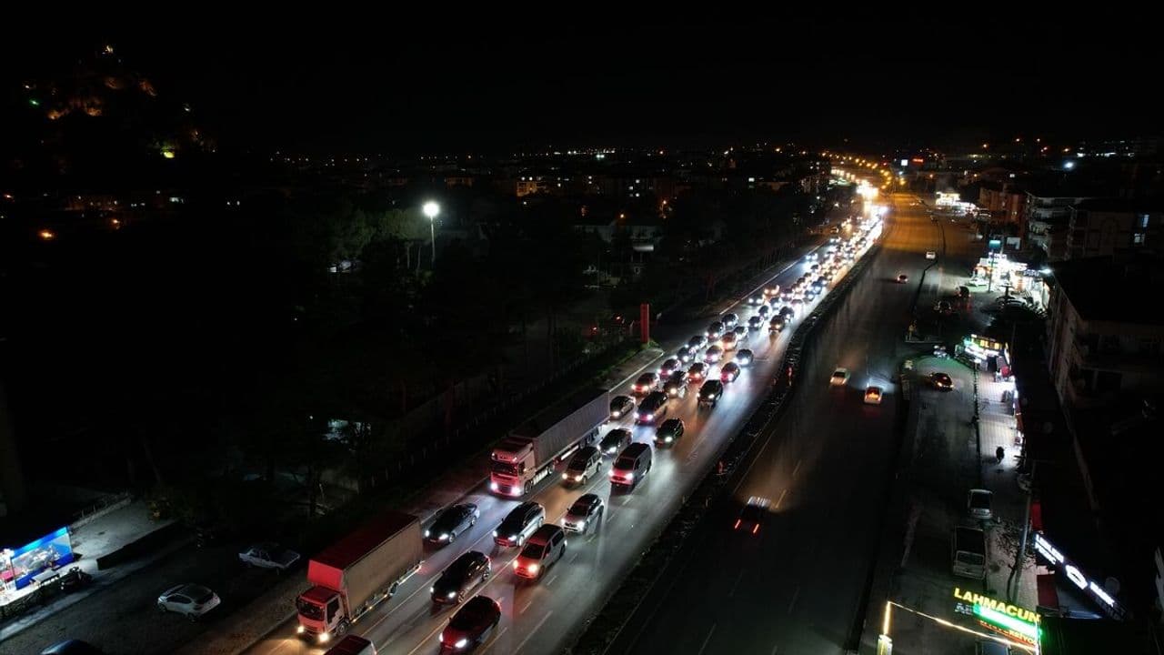 Şehirler arası otoyoldaki bayram yoğunluğu dronla böyle görüntülendi