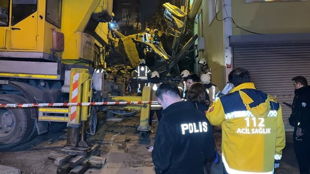 Beyoğlu'nda 5 katlı bina çöktü! Yan bina da hasar gördü