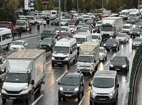 İstanbul'da trafik kilit! Yağmurun da etkisiyle yoğunluk yüzde 80'e çıktı
