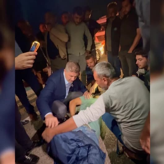 Yolun karşısına geçerken otomobil çarptı! İlk yardımı vali ve milletvekili yaptı