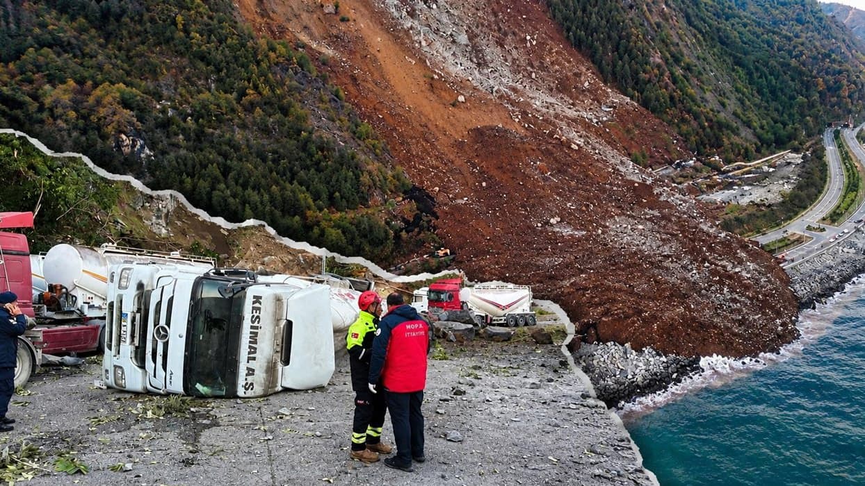 Karadeniz Sahil Yolu'nda kaya tehlikesi! 500 tonu aşan dev bloklar hareket ediyor