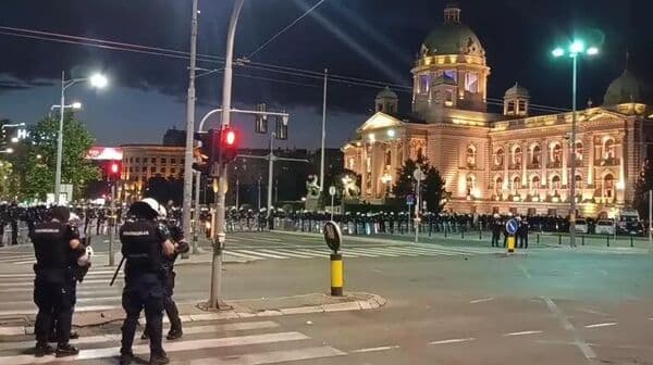 Belgrad’da protestocular ile polis arasında çatışma