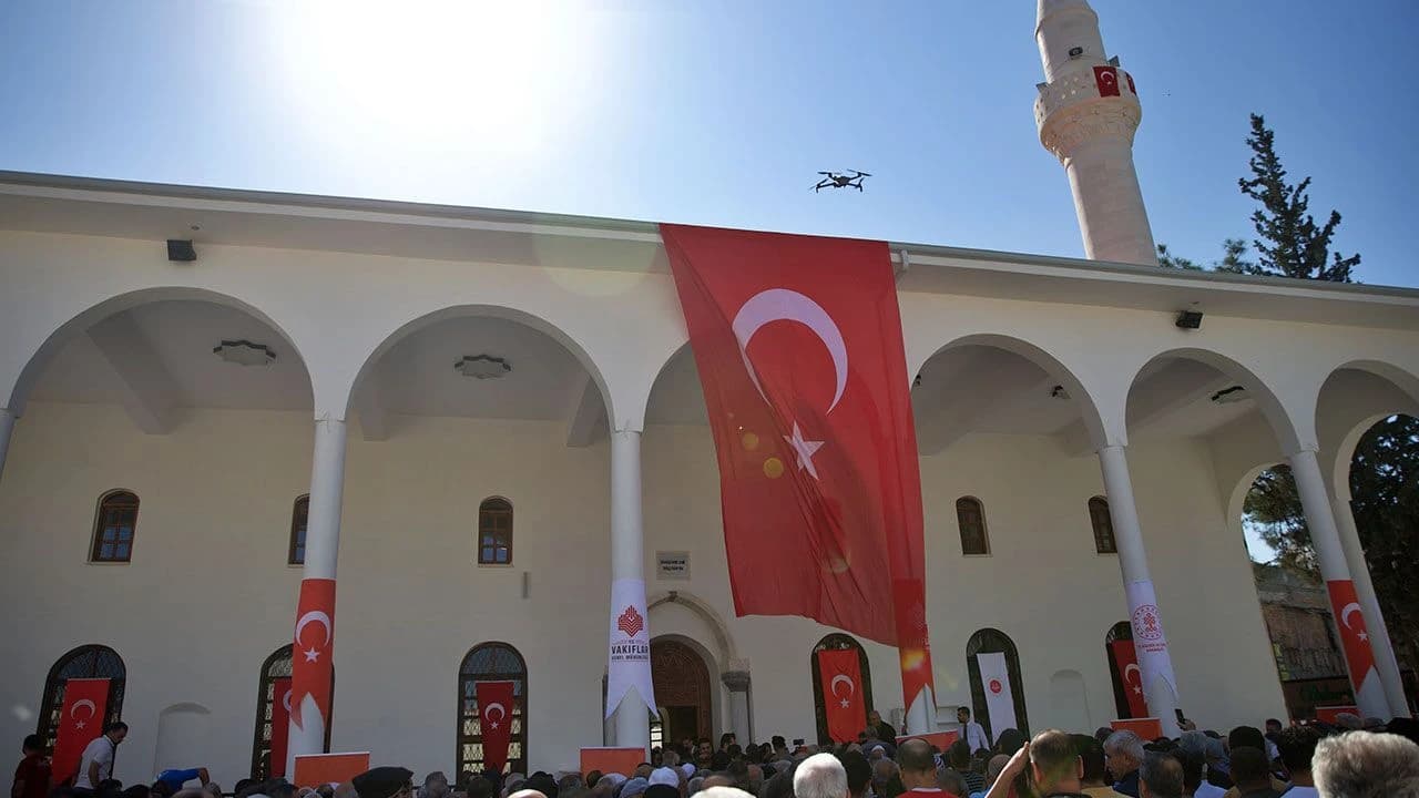Osmaniye'de depremlerde aldığı hasarın ardından restore edilen cami ibadete açıldı