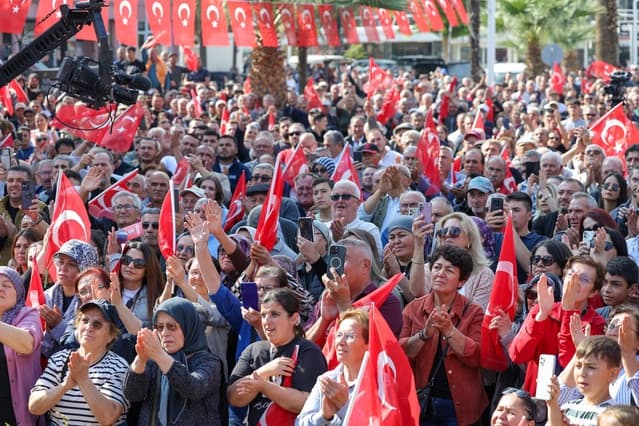 Özgür Özel Sarıgöl'de üreticiyle buluştu: Geçen yıl 40 lira olan sofralık üzüm bu yıl 10 lira