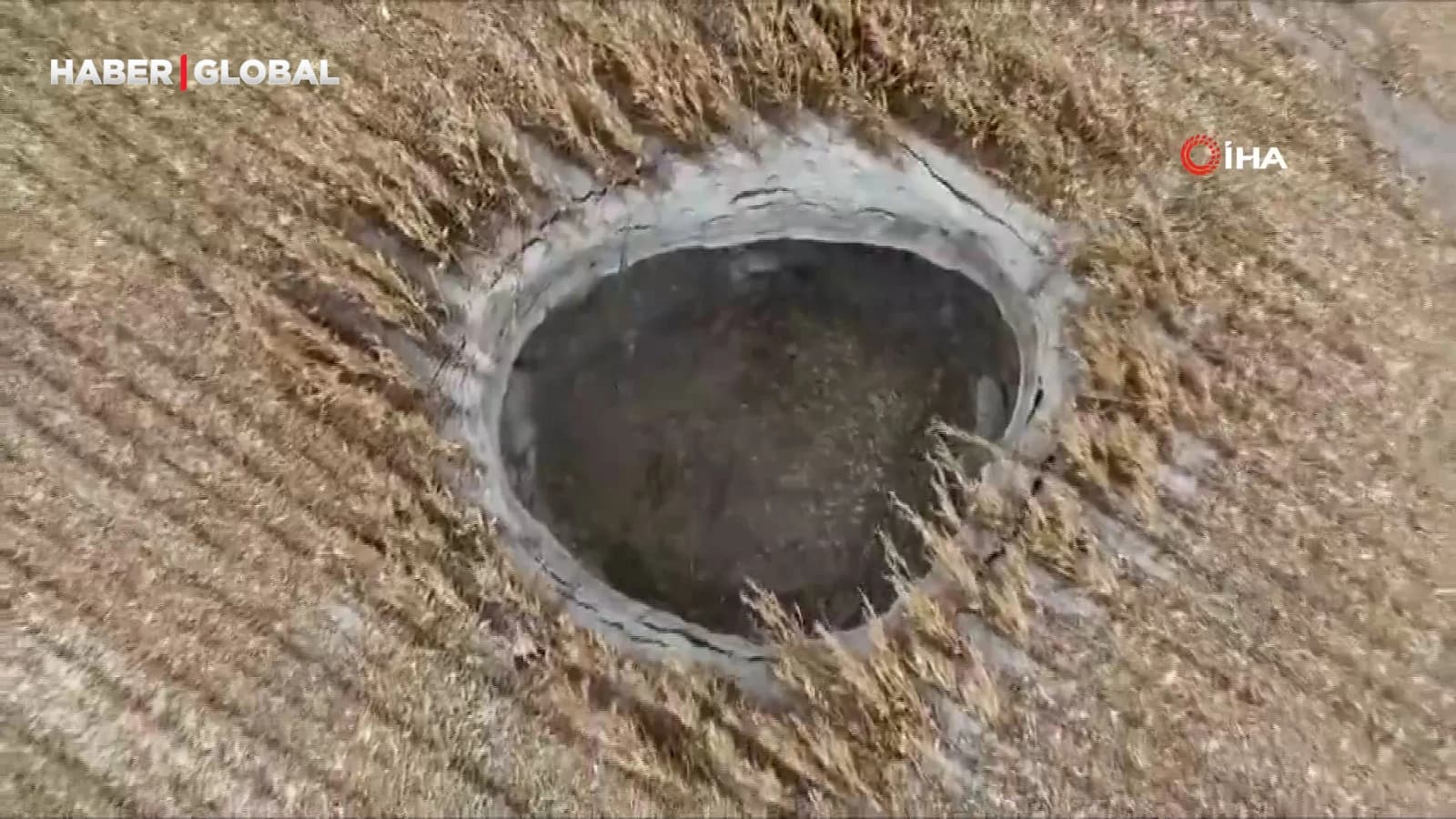 Konya’da mısır tarlasında oluştu, 8 metre derinliğindeki obruk böyle görüntülendi