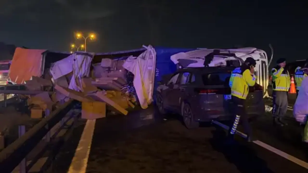 Kullandığı tırın altında kalan sürücü hayatını kaybetti, 2 yaralı
