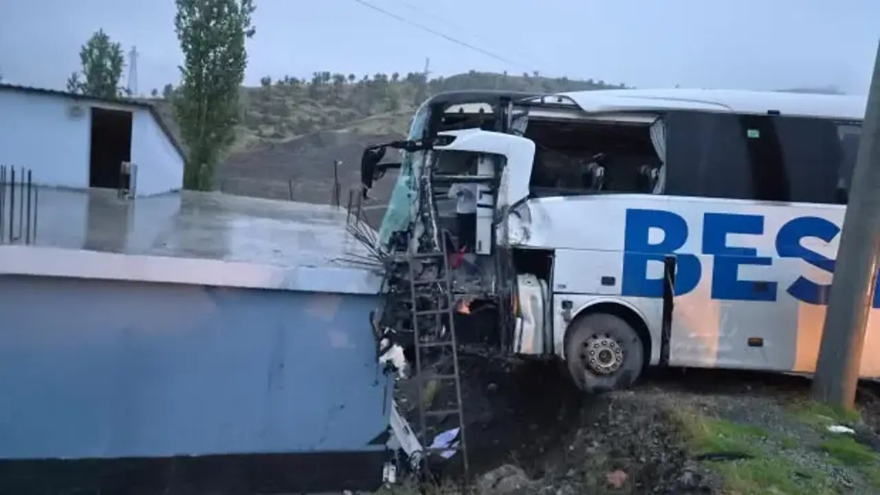 Şırnak'ta yolcu otobüsü ile TIR çarpıştı: 1 ölü, 14 yaralı