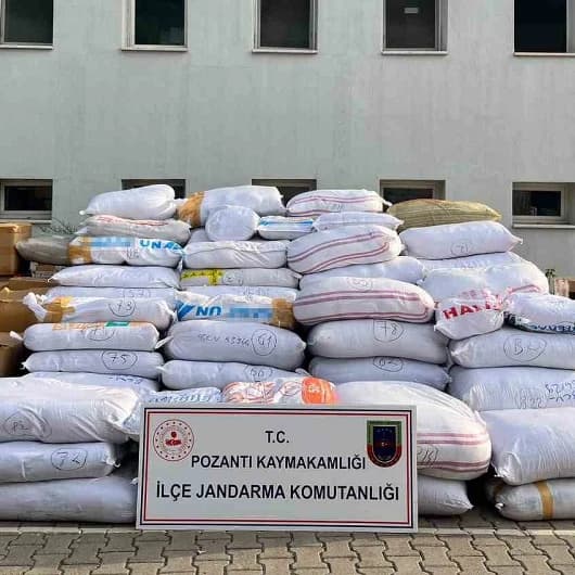 Otoyolda yakalandılar: İki tırdan 6 ton kaçak ürün çıktı