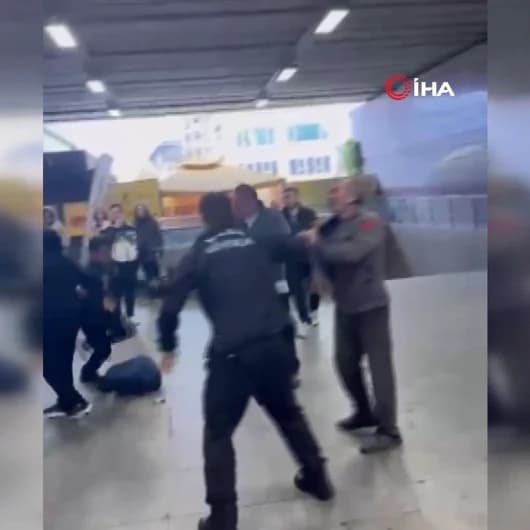 Mecidiyeköy'de metrobüs girişinde güvenlik görevlisinin tekme attığı kaza anı kamerada
