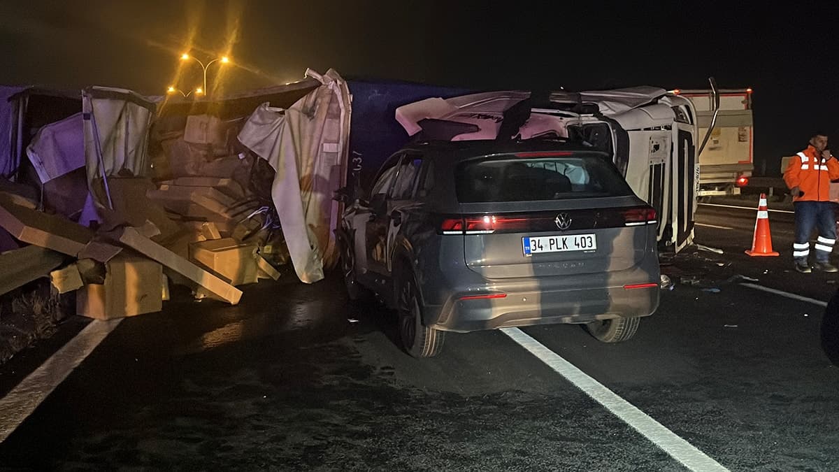 Gece yarısı facia: Karşı şeride geçen TIR otomobile çarptı