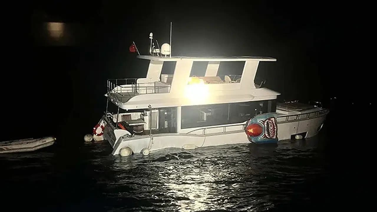 Ayvacık açıklarında su alan teknedeki iki kişi kurtarıldı