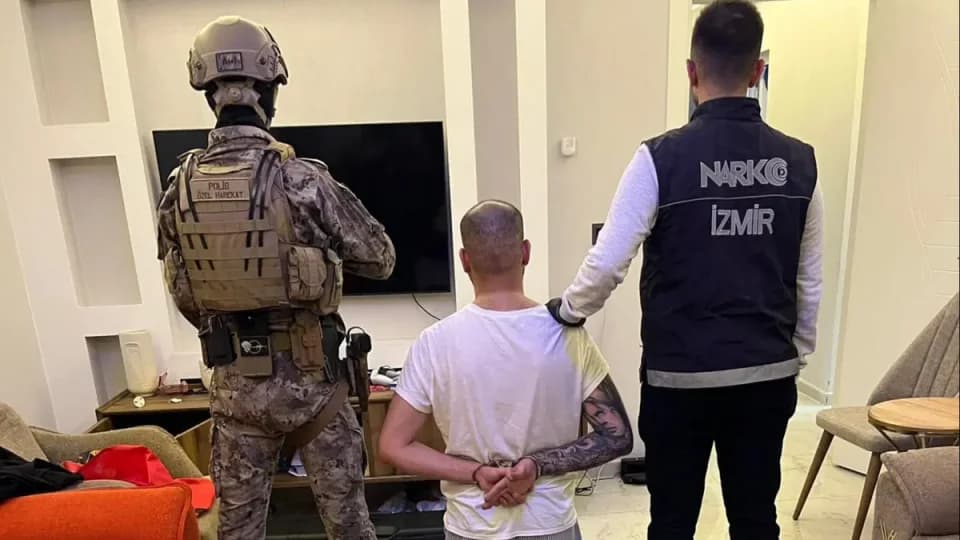 İzmir'de yakalanan Valmir Berısha "uyuşturucu madde ticareti”, “tehdit” ve "kişiyi hürriyetinden yoksun bırakma" suçlarından aranıyordu