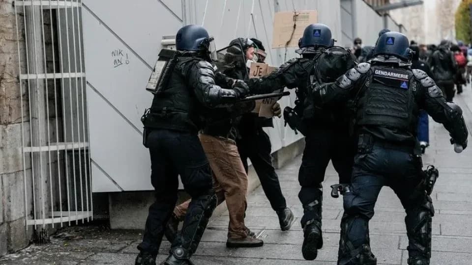 Fransa'da hayat pahalılığına karşı dün Sarı Yelekliler'in katıldığı eylemler kapsamında 1314 kişinin gözaltına alındığı bildirildi